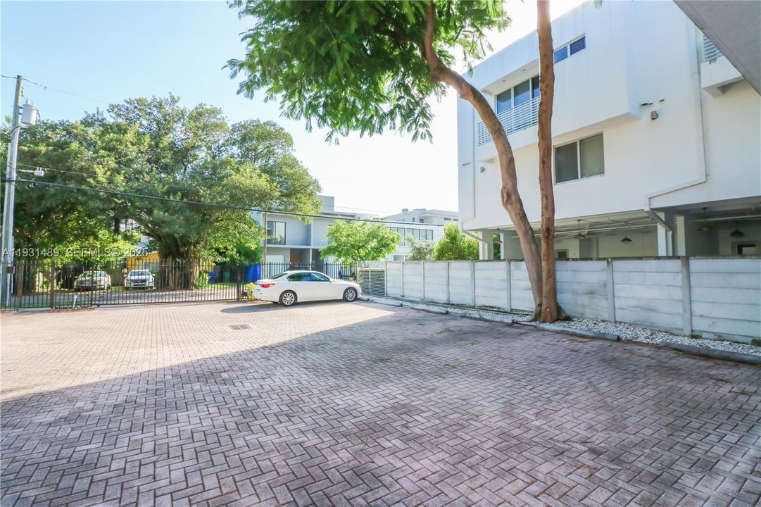 For Rent: $3,500 (2 beds, 1 baths, 1039 Square Feet)