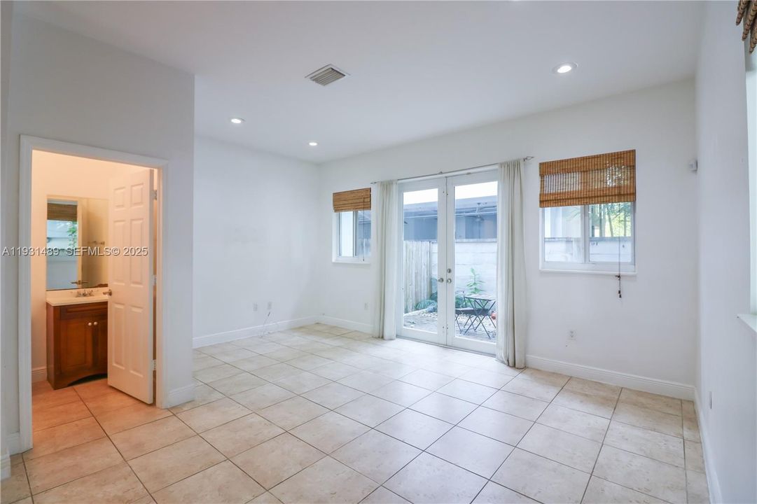 For Rent: $3,500 (2 beds, 1 baths, 1039 Square Feet)