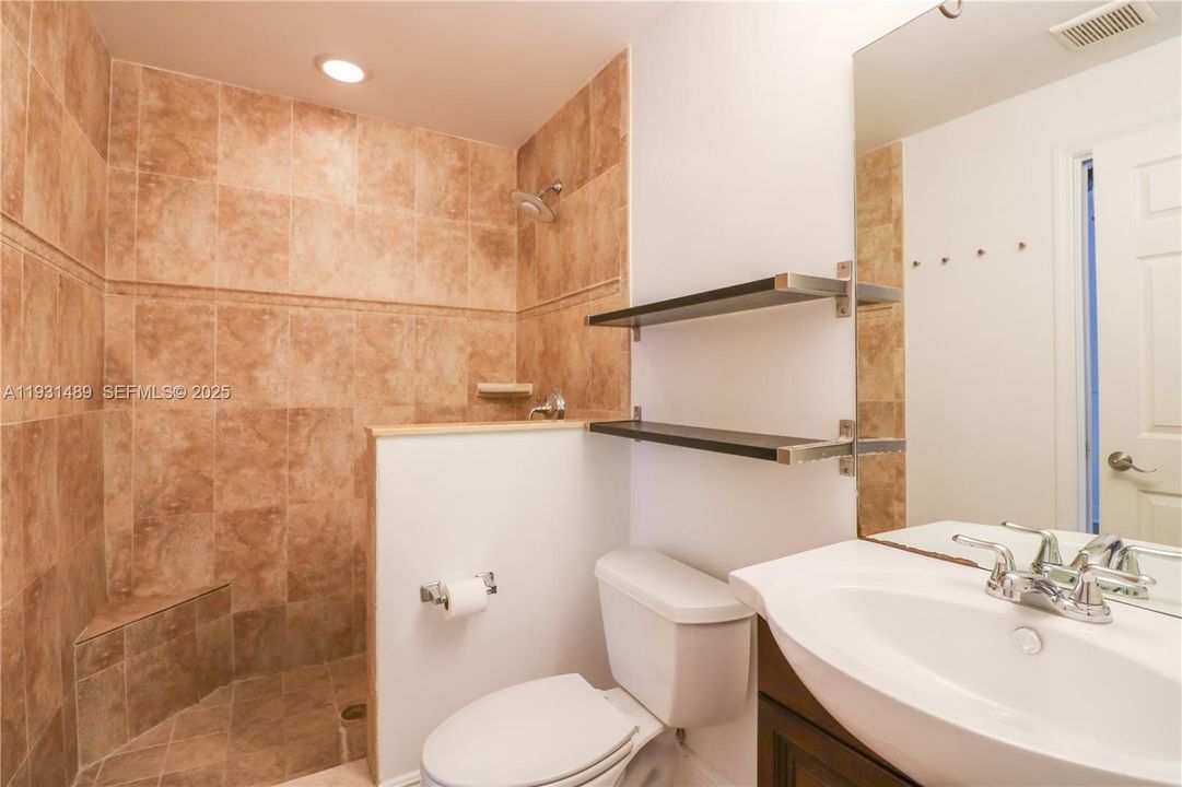 For Rent: $3,500 (2 beds, 1 baths, 1039 Square Feet)