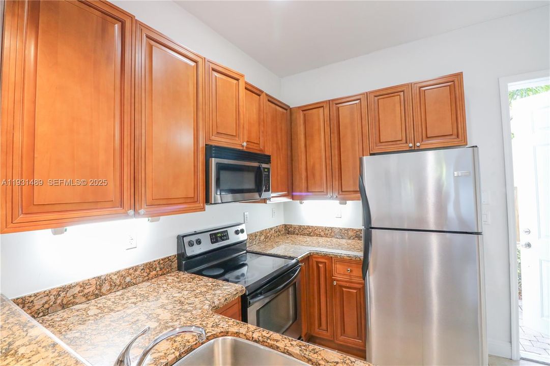 For Rent: $3,500 (2 beds, 1 baths, 1039 Square Feet)