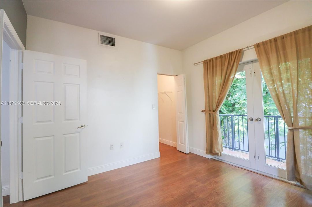 For Rent: $3,500 (2 beds, 1 baths, 1039 Square Feet)