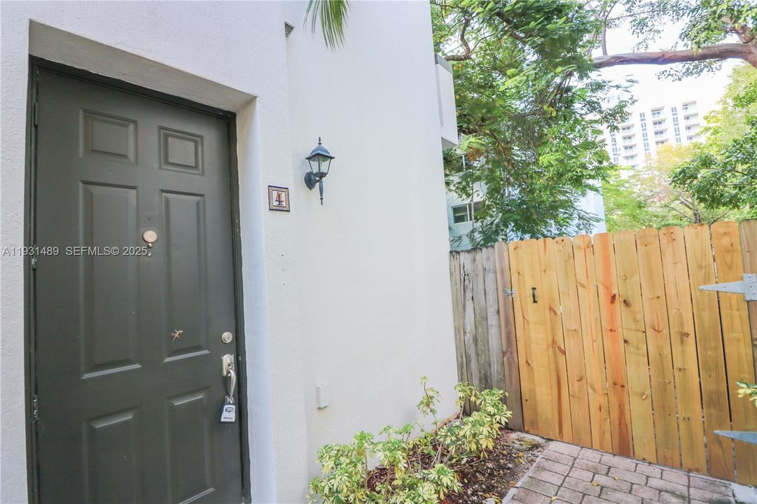 For Rent: $3,500 (2 beds, 1 baths, 1039 Square Feet)