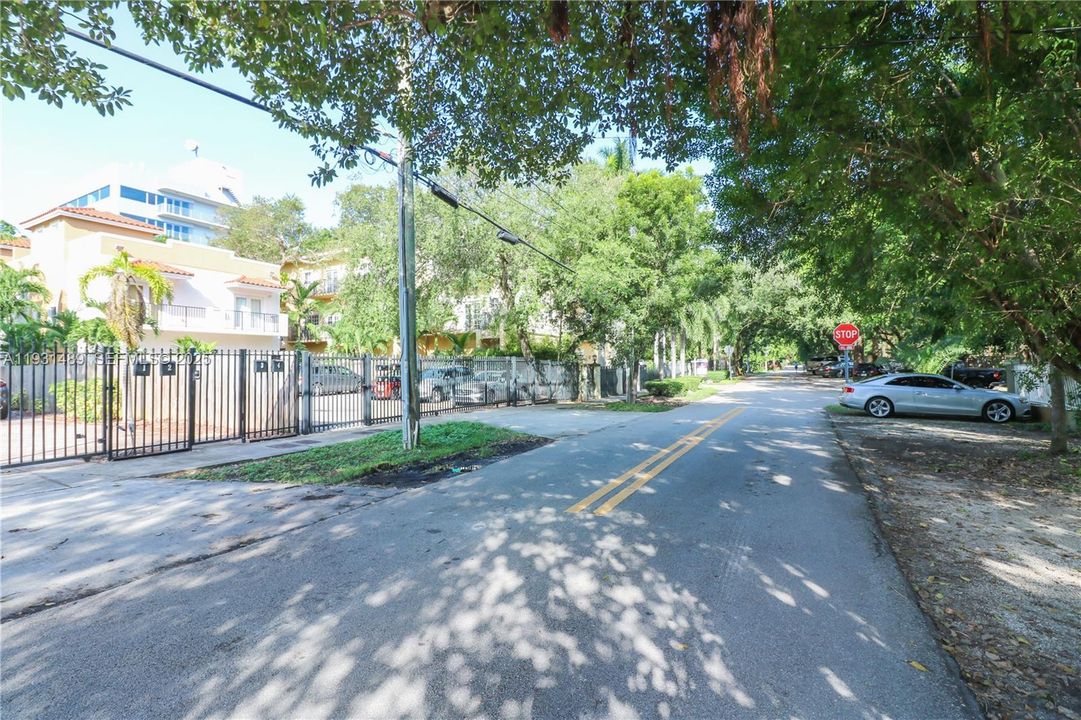 For Rent: $3,500 (2 beds, 1 baths, 1039 Square Feet)