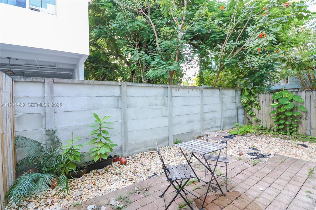 For Rent: $3,500 (2 beds, 1 baths, 1039 Square Feet)