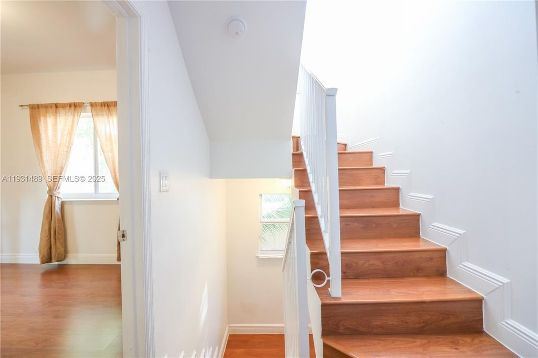 For Rent: $3,500 (2 beds, 1 baths, 1039 Square Feet)