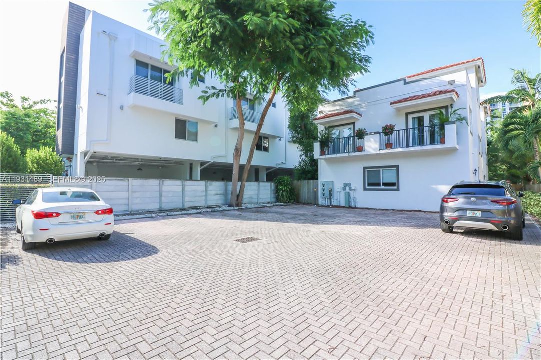 For Rent: $3,500 (2 beds, 1 baths, 1039 Square Feet)