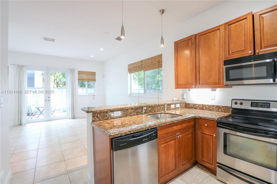 For Rent: $3,500 (2 beds, 1 baths, 1039 Square Feet)