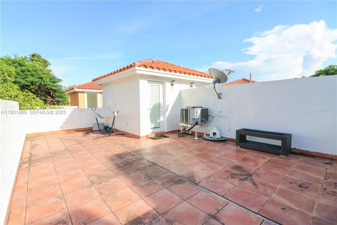 For Rent: $3,500 (2 beds, 1 baths, 1039 Square Feet)