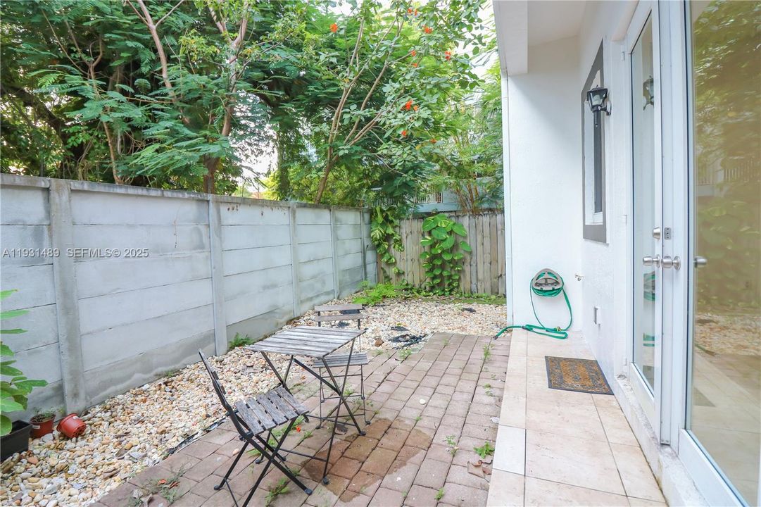 For Rent: $3,500 (2 beds, 1 baths, 1039 Square Feet)