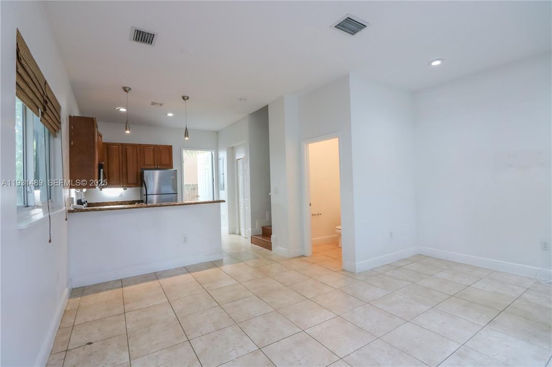 For Rent: $3,500 (2 beds, 1 baths, 1039 Square Feet)