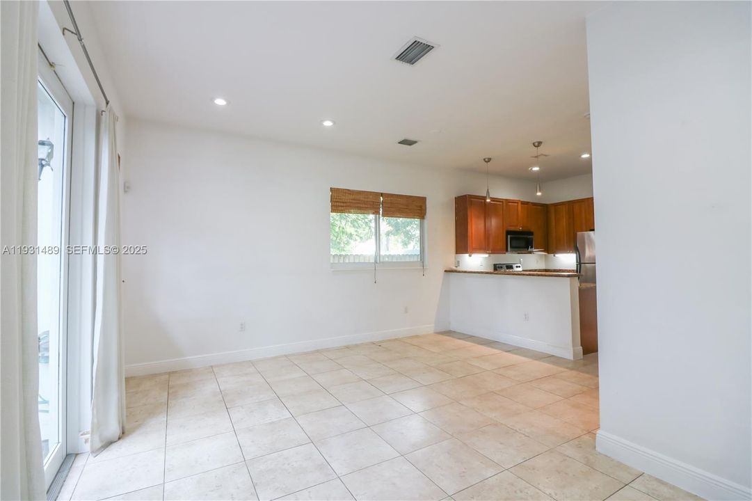 For Rent: $3,500 (2 beds, 1 baths, 1039 Square Feet)