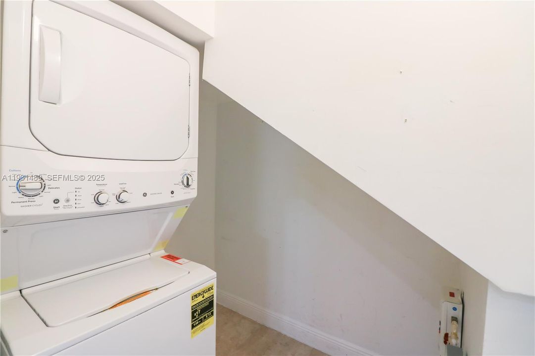 For Rent: $3,500 (2 beds, 1 baths, 1039 Square Feet)