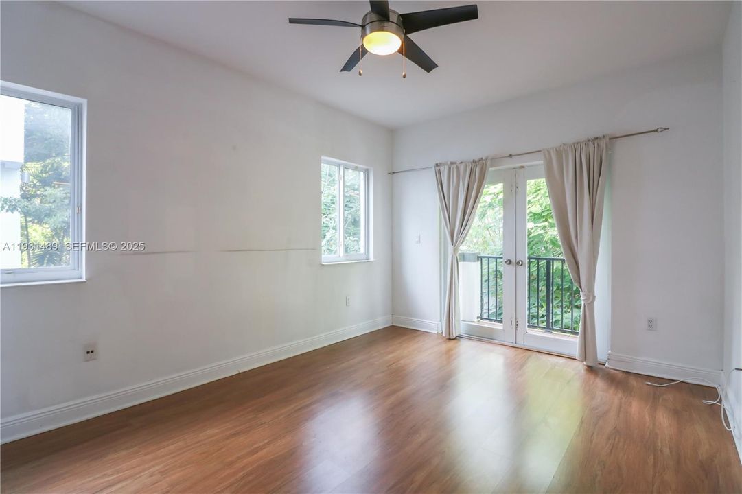 For Rent: $3,500 (2 beds, 1 baths, 1039 Square Feet)