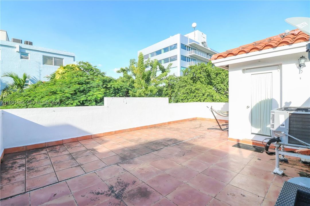 For Rent: $3,500 (2 beds, 1 baths, 1039 Square Feet)