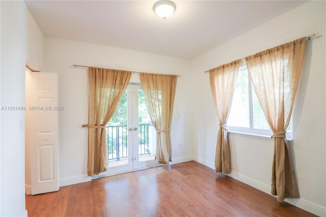 For Rent: $3,500 (2 beds, 1 baths, 1039 Square Feet)