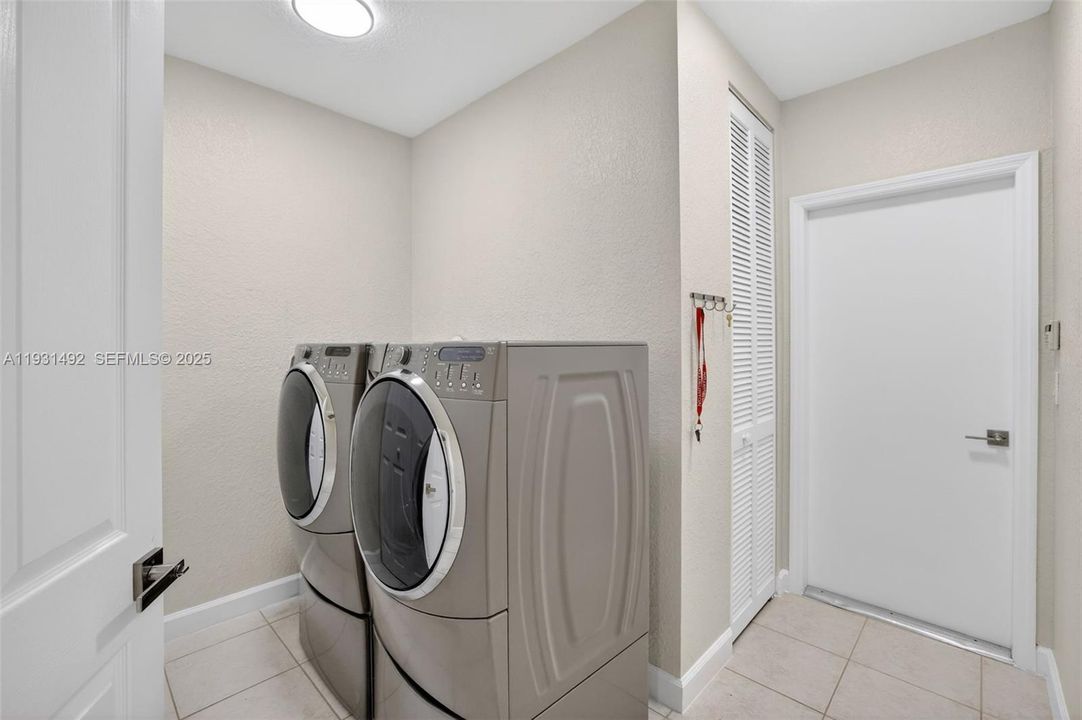 For Rent: $6,000 (3 beds, 2 baths, 1834 Square Feet)