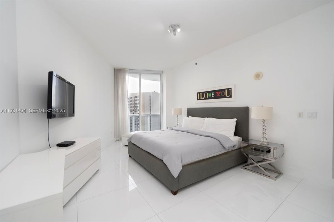 For Rent: $5,700 (2 beds, 2 baths, 1435 Square Feet)