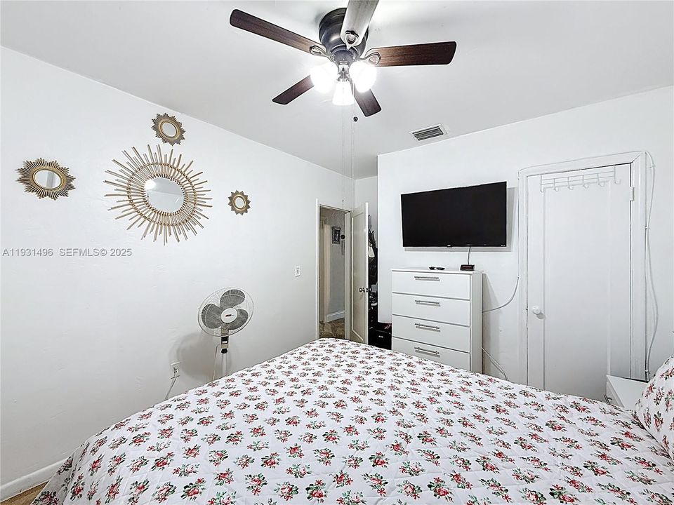 For Sale: $400,000 (3 beds, 1 baths, 851 Square Feet)