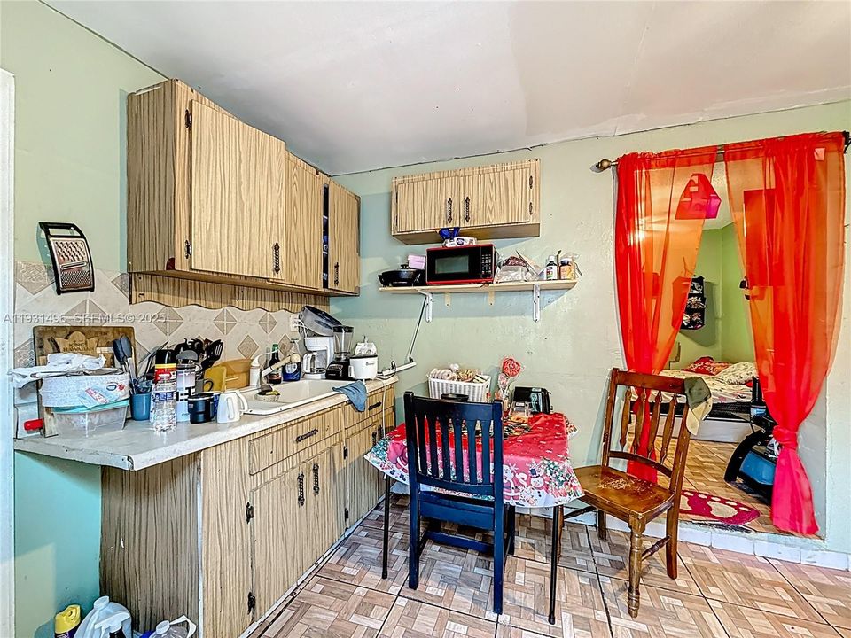 For Sale: $400,000 (3 beds, 1 baths, 851 Square Feet)