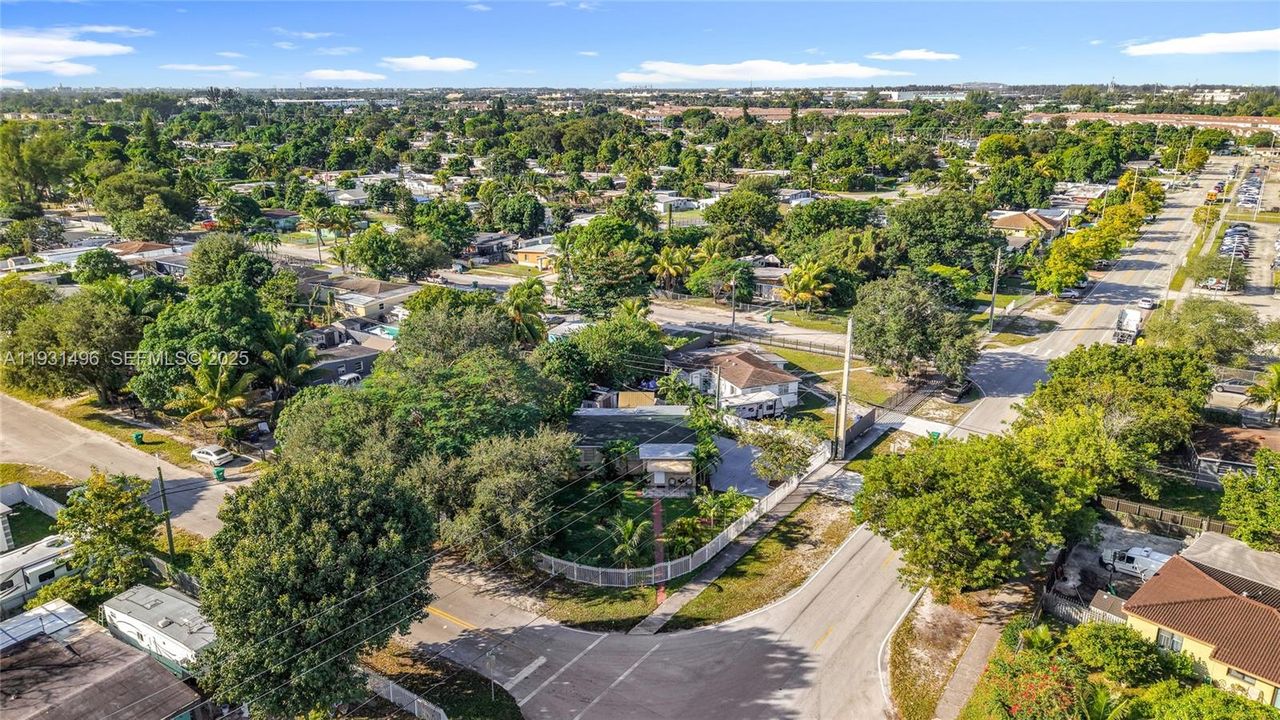 For Sale: $400,000 (3 beds, 1 baths, 851 Square Feet)