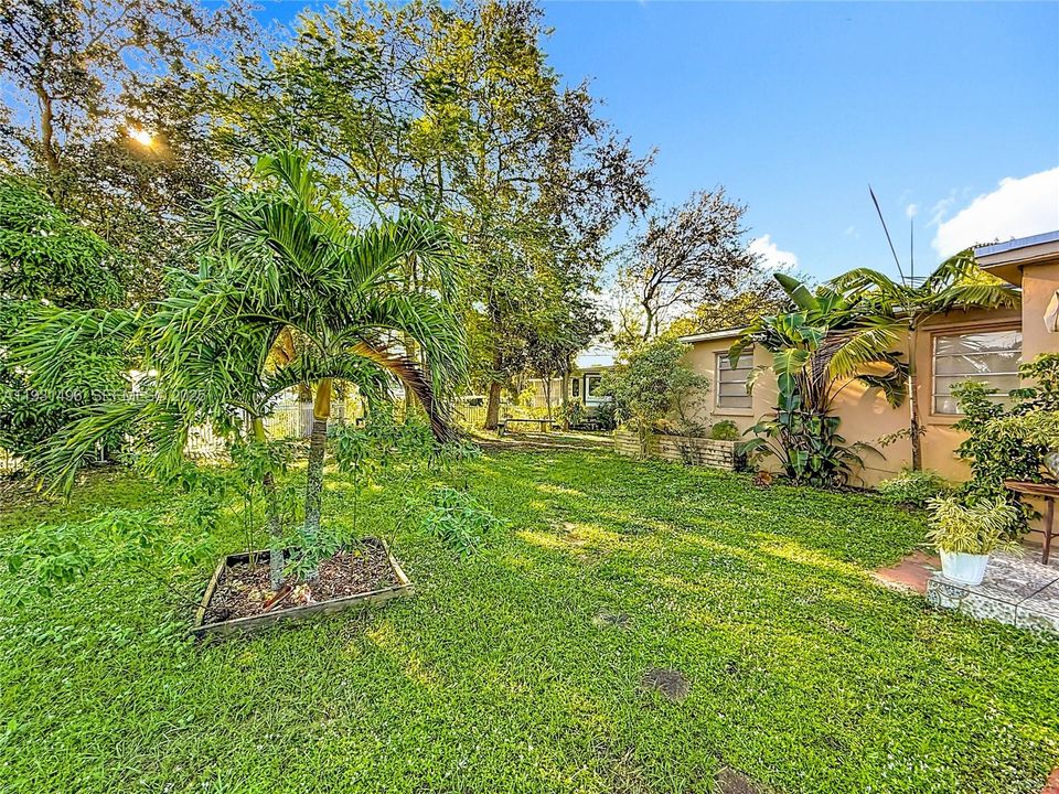 For Sale: $400,000 (3 beds, 1 baths, 851 Square Feet)