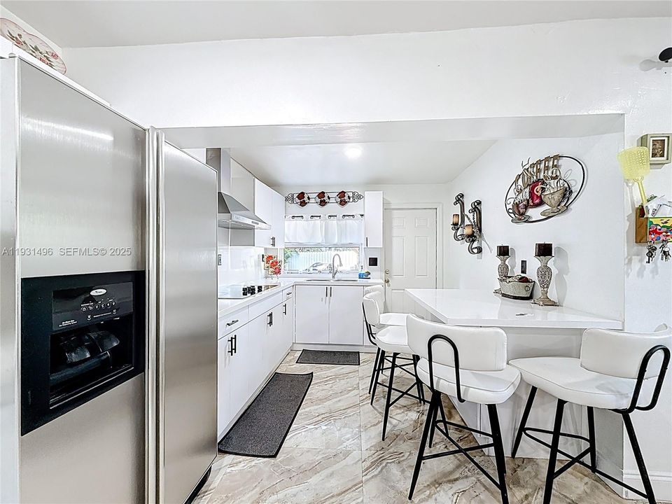 For Sale: $400,000 (3 beds, 1 baths, 851 Square Feet)