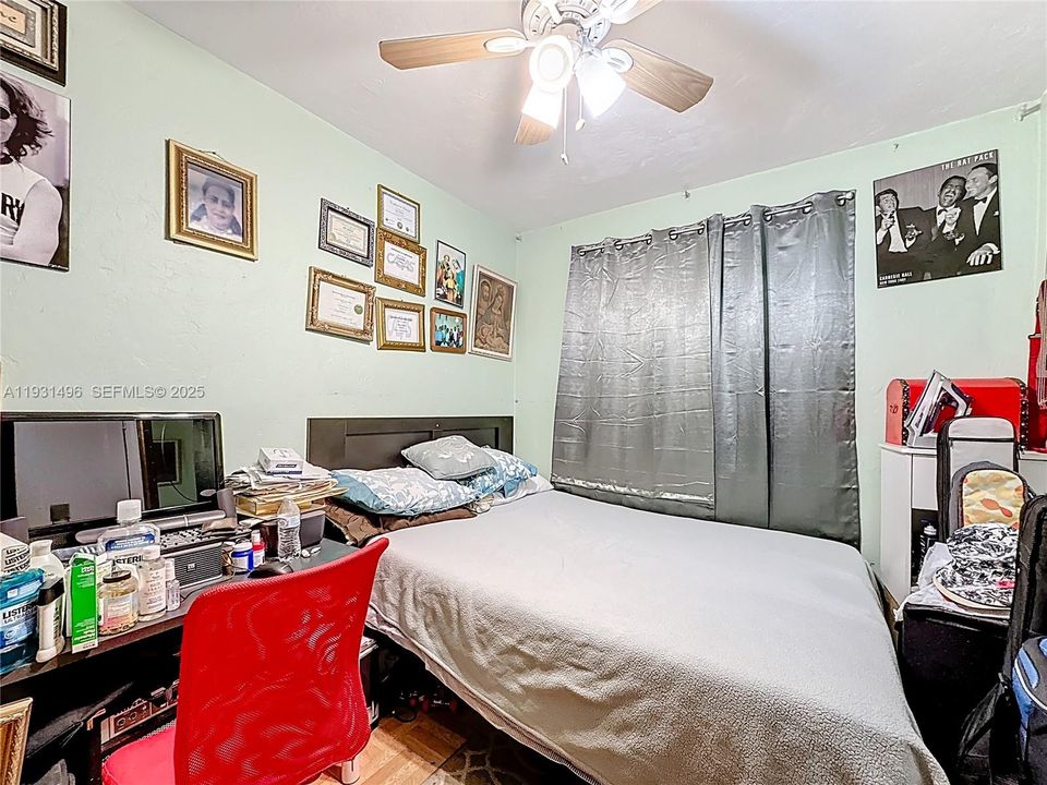 For Sale: $400,000 (3 beds, 1 baths, 851 Square Feet)
