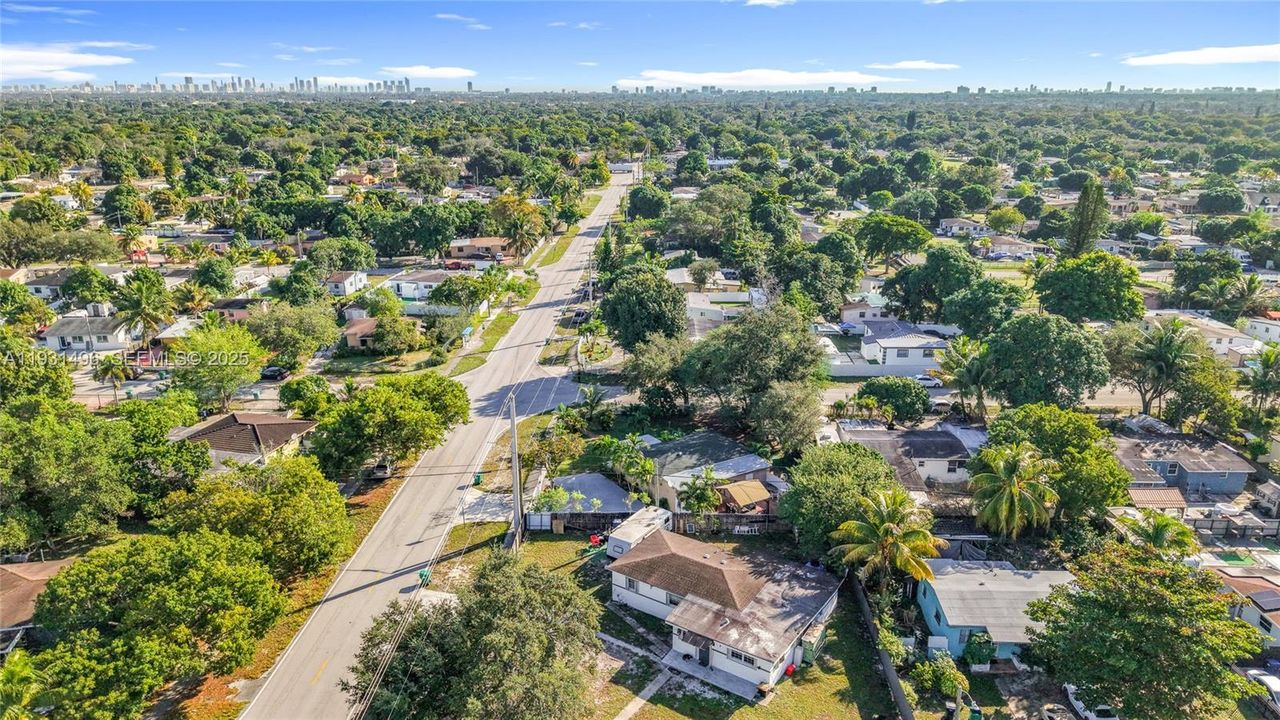 For Sale: $400,000 (3 beds, 1 baths, 851 Square Feet)