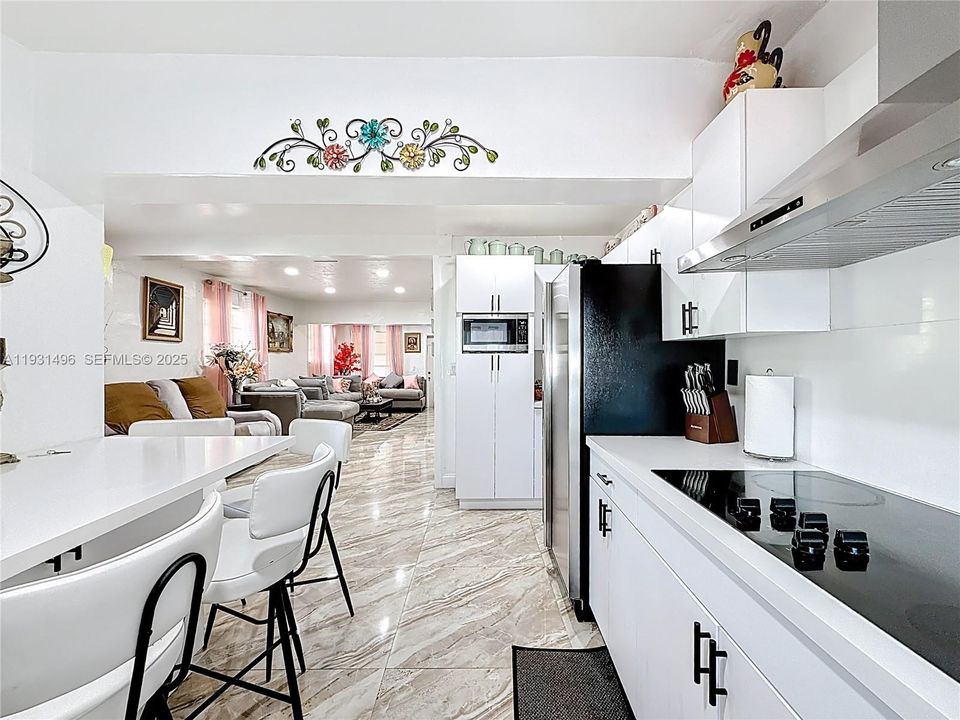 For Sale: $400,000 (3 beds, 1 baths, 851 Square Feet)