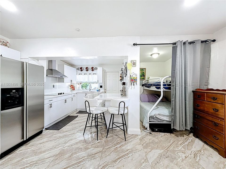 For Sale: $400,000 (3 beds, 1 baths, 851 Square Feet)