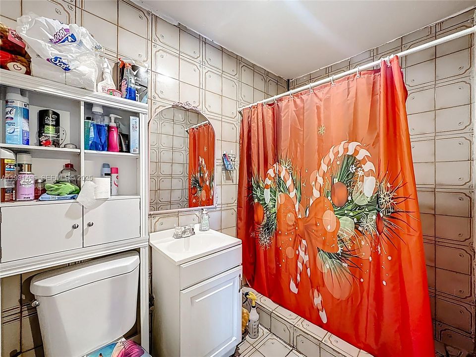 For Sale: $400,000 (3 beds, 1 baths, 851 Square Feet)