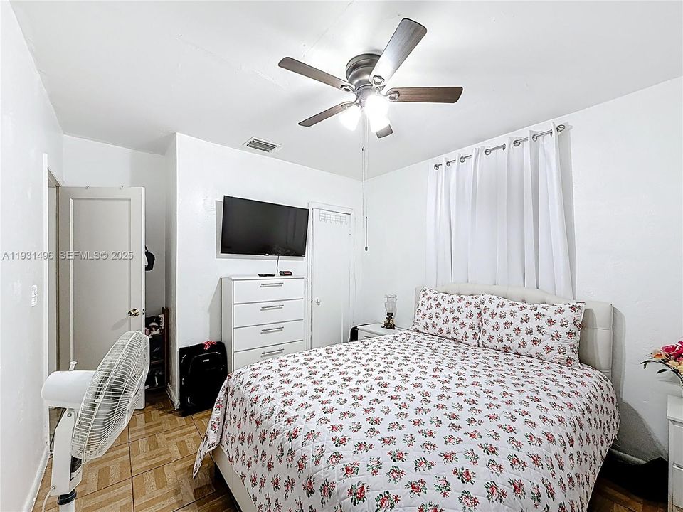 For Sale: $400,000 (3 beds, 1 baths, 851 Square Feet)