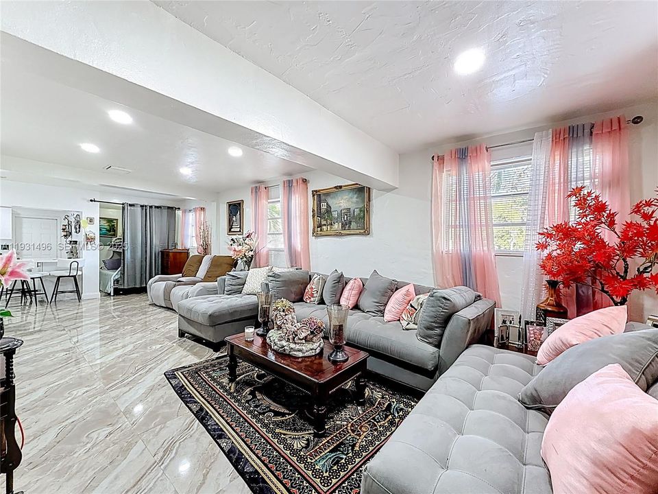 For Sale: $400,000 (3 beds, 1 baths, 851 Square Feet)