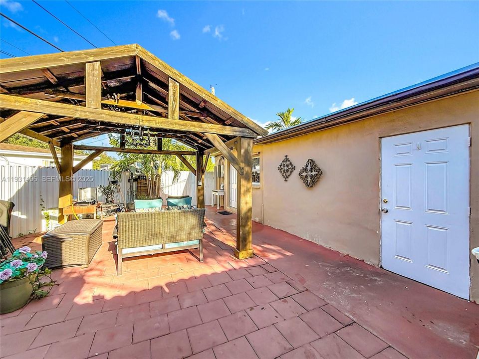 For Sale: $400,000 (3 beds, 1 baths, 851 Square Feet)