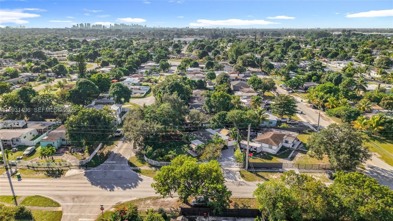 For Sale: $400,000 (3 beds, 1 baths, 851 Square Feet)