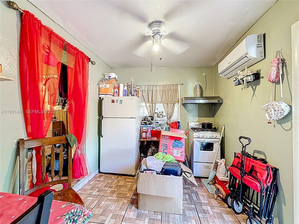 For Sale: $400,000 (3 beds, 1 baths, 851 Square Feet)