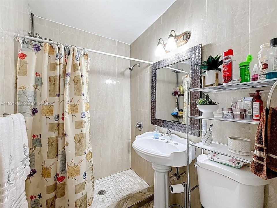 For Sale: $400,000 (3 beds, 1 baths, 851 Square Feet)