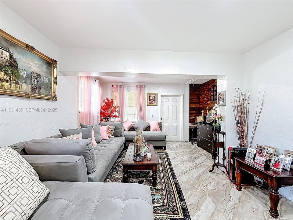 For Sale: $400,000 (3 beds, 1 baths, 851 Square Feet)