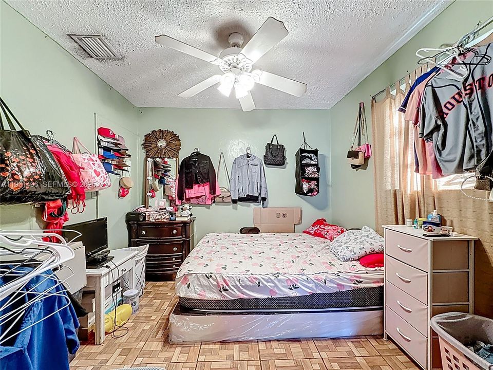 For Sale: $400,000 (3 beds, 1 baths, 851 Square Feet)