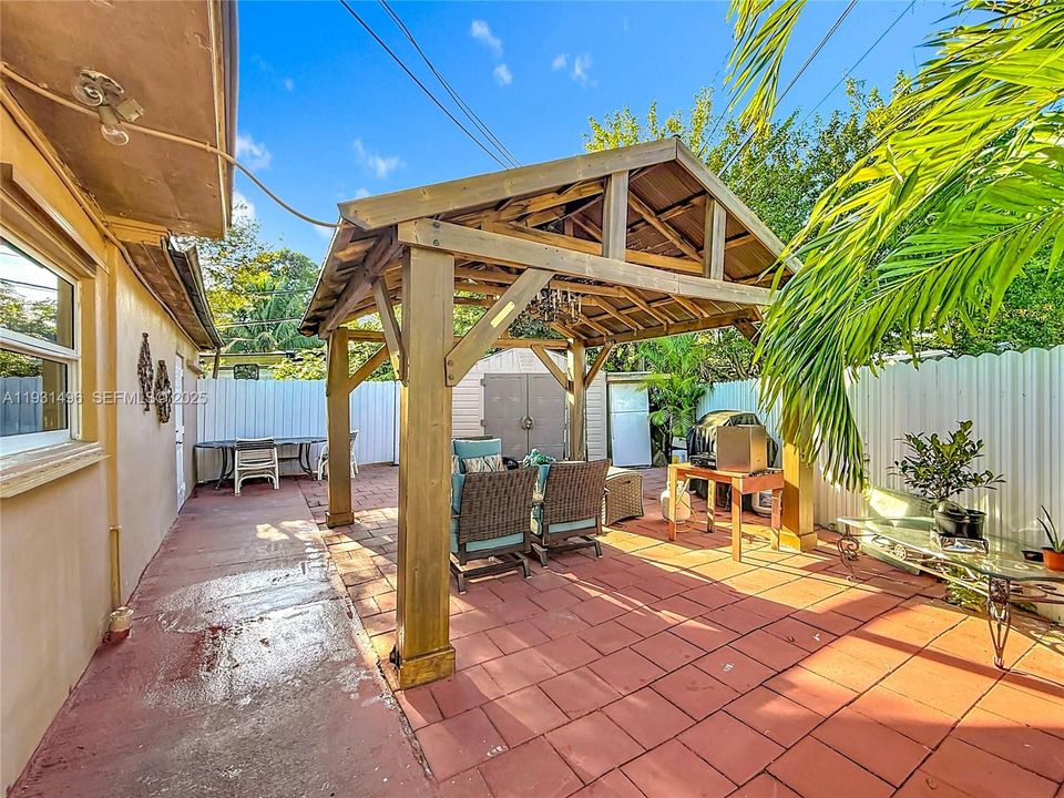 For Sale: $400,000 (3 beds, 1 baths, 851 Square Feet)