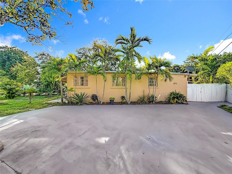 For Sale: $400,000 (3 beds, 1 baths, 851 Square Feet)