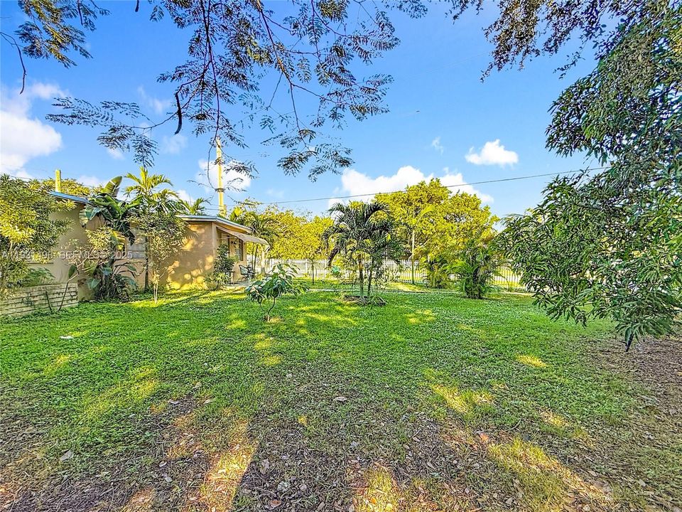 For Sale: $400,000 (3 beds, 1 baths, 851 Square Feet)