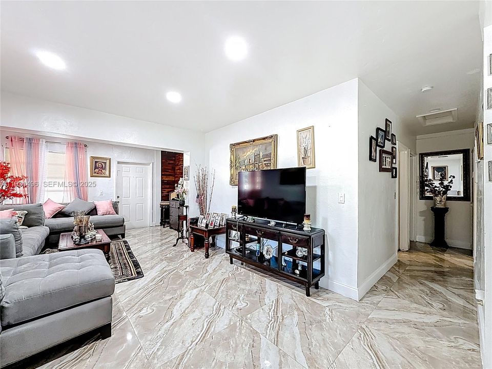 For Sale: $400,000 (3 beds, 1 baths, 851 Square Feet)