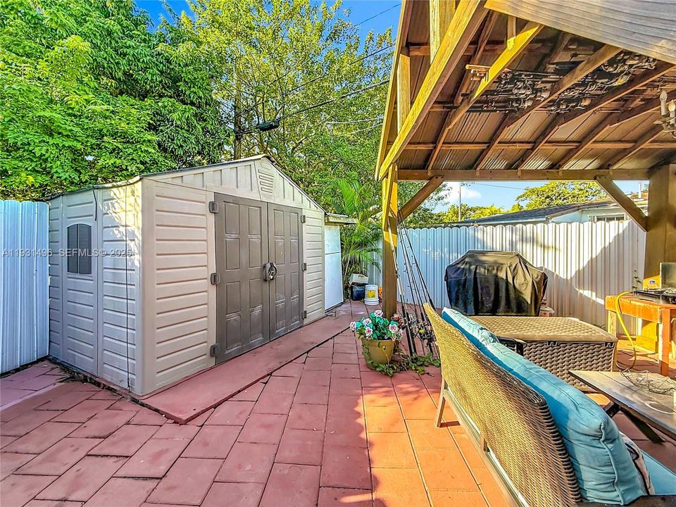 For Sale: $400,000 (3 beds, 1 baths, 851 Square Feet)