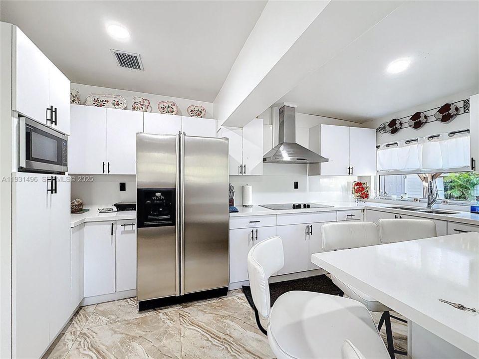 For Sale: $400,000 (3 beds, 1 baths, 851 Square Feet)