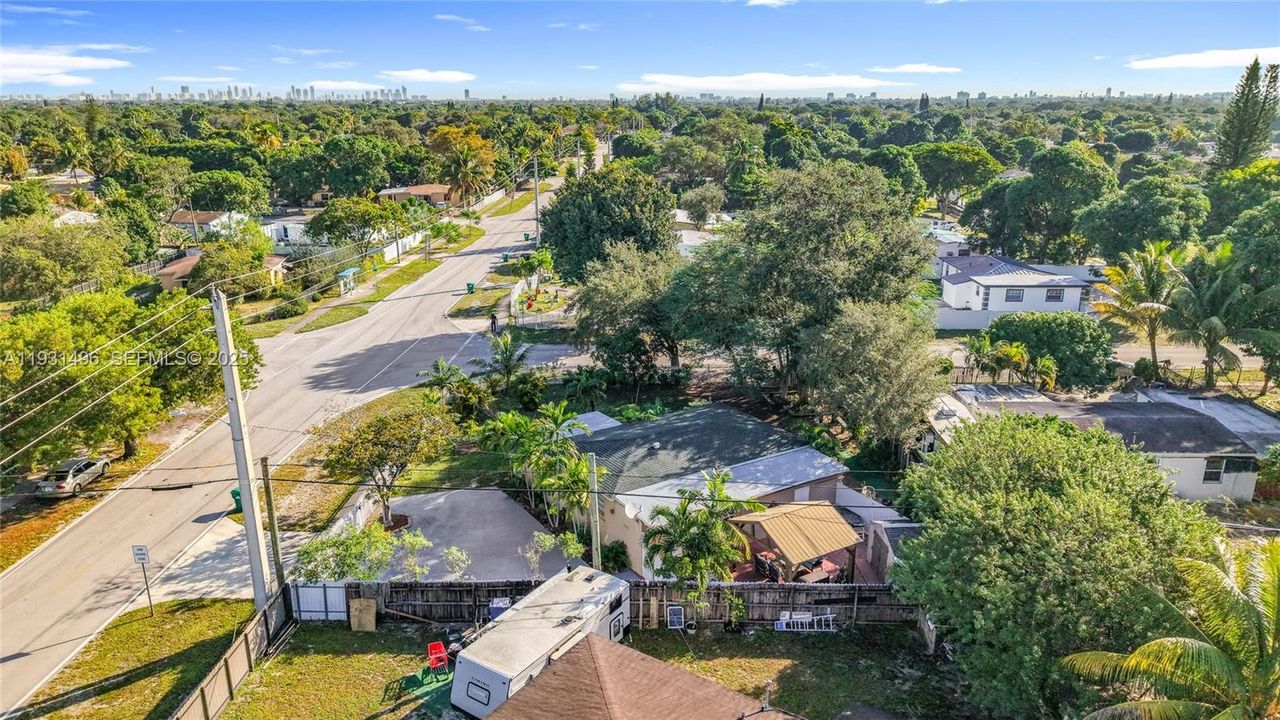 For Sale: $400,000 (3 beds, 1 baths, 851 Square Feet)