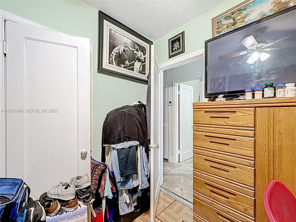 For Sale: $400,000 (3 beds, 1 baths, 851 Square Feet)