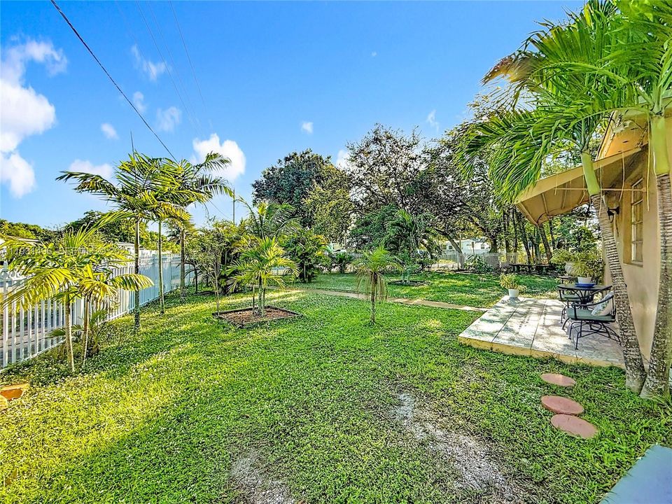 For Sale: $400,000 (3 beds, 1 baths, 851 Square Feet)