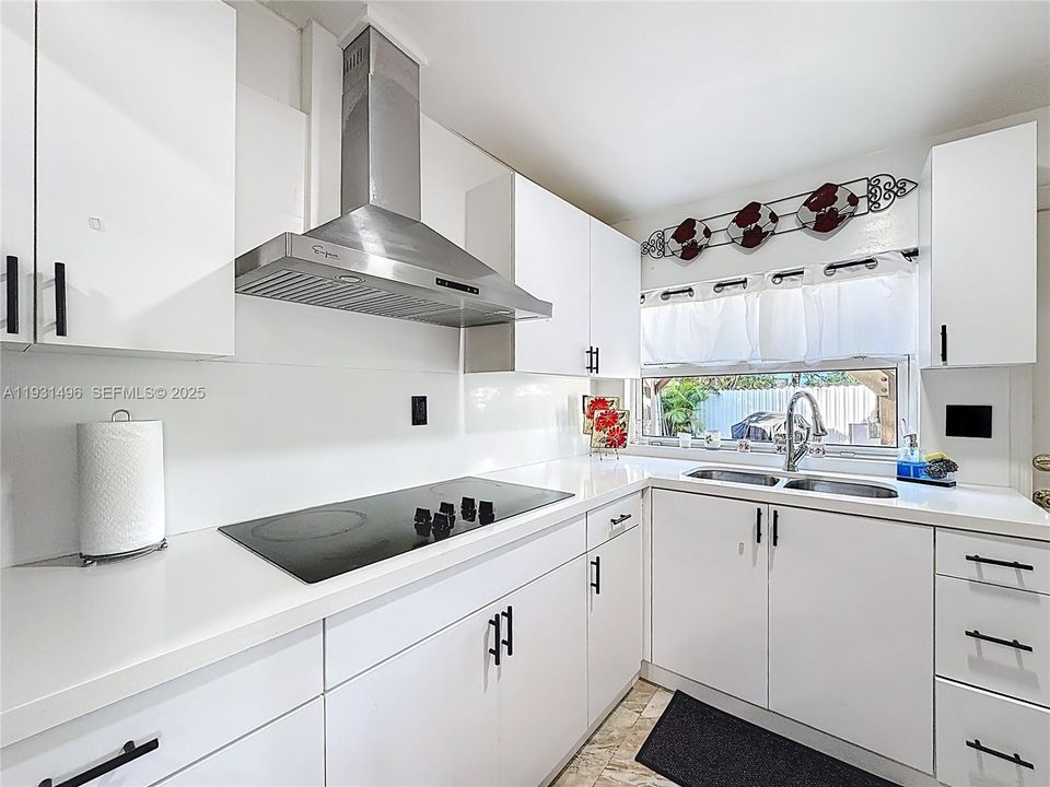 For Sale: $400,000 (3 beds, 1 baths, 851 Square Feet)