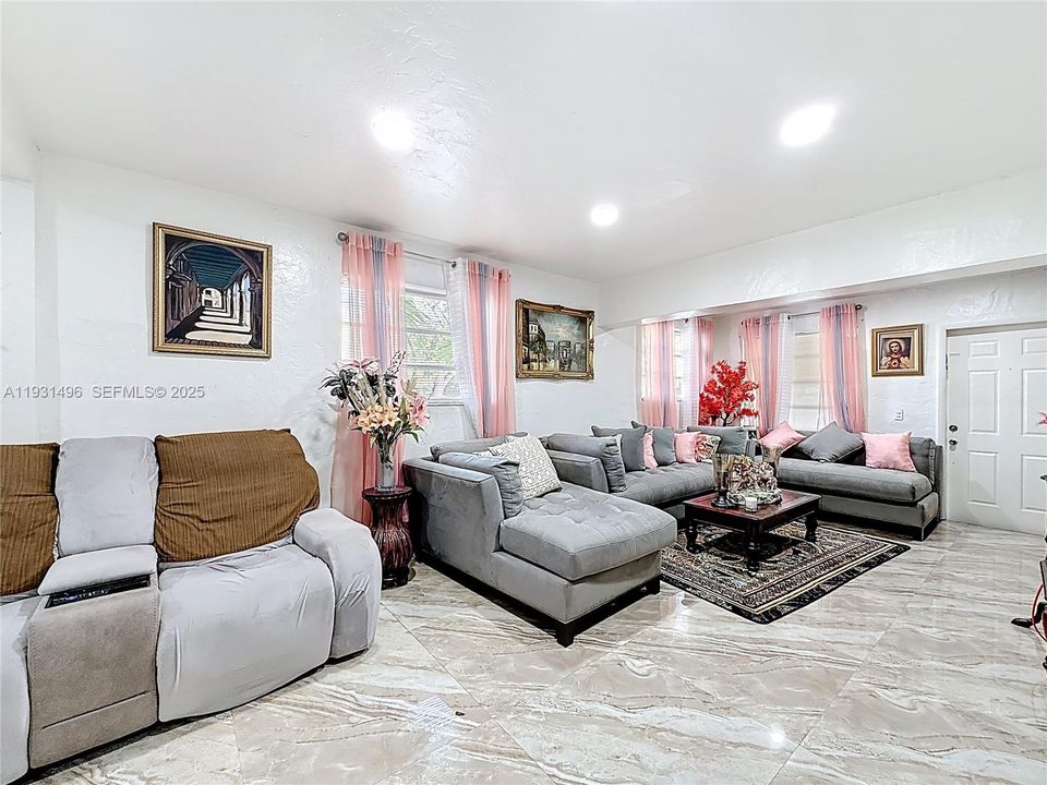 For Sale: $400,000 (3 beds, 1 baths, 851 Square Feet)